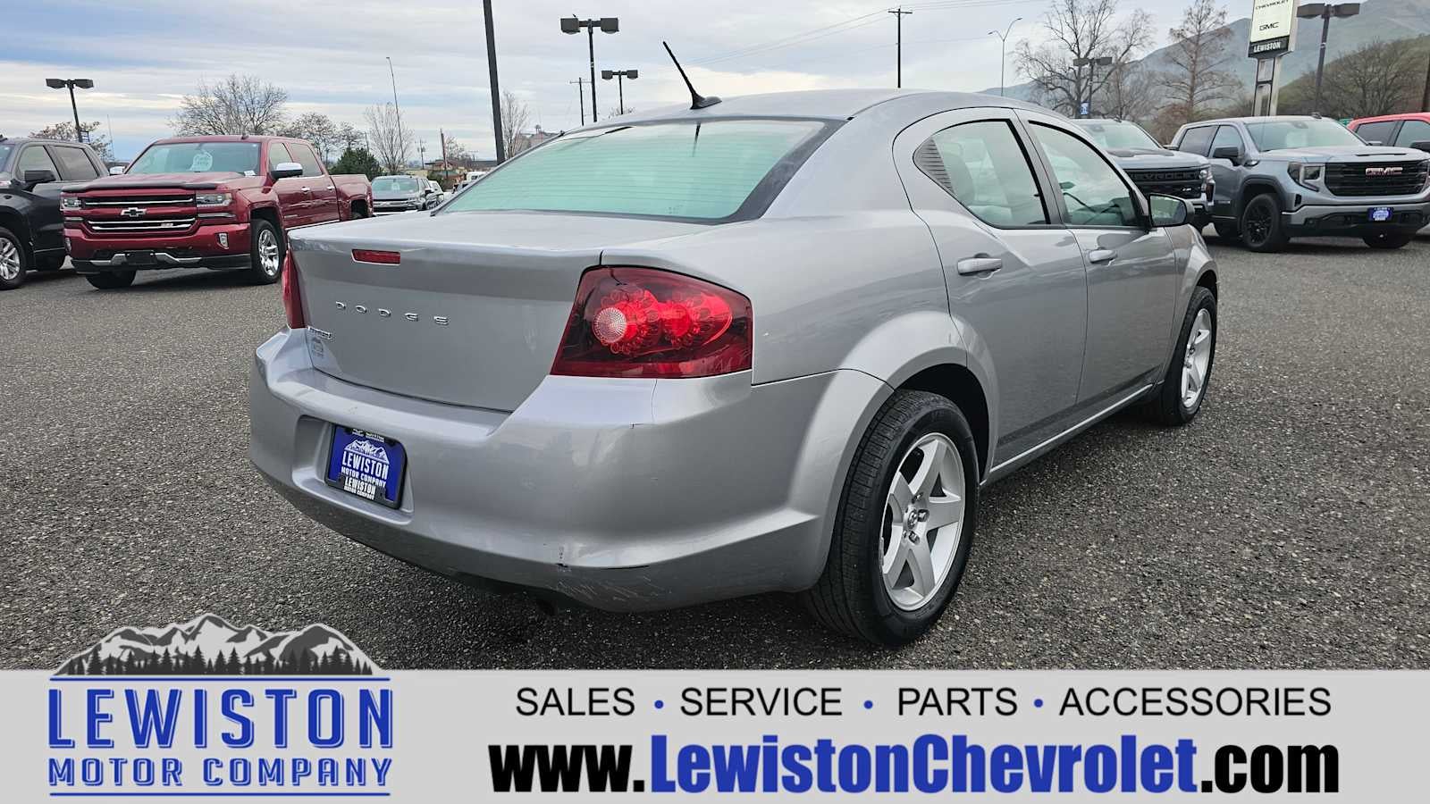2013 Dodge Avenger — detail view