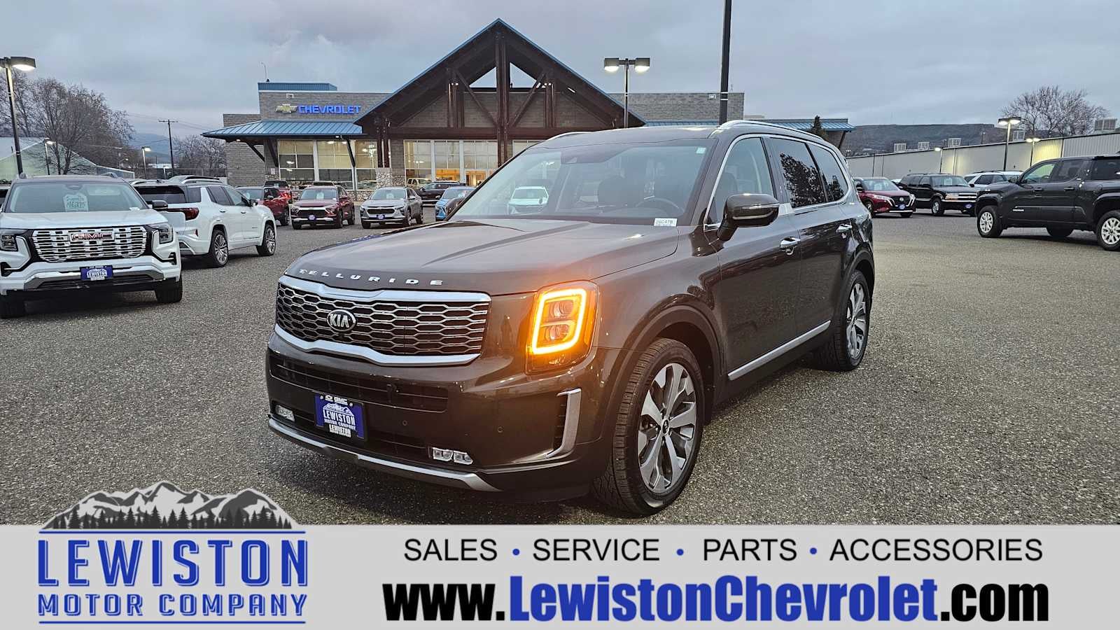 2020 Kia Telluride SX in Green — front three-quarter view